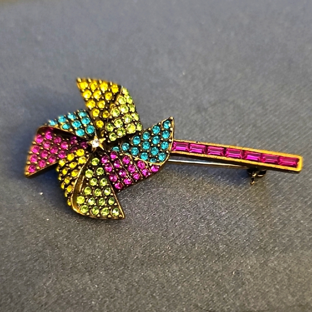 Heidi Daus Vibrant Pinwheel Brooch. Endless Summer Excelent Used Condition